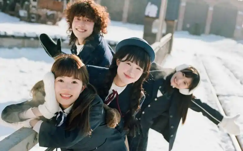 快来和小伙伴们get拍照姿势吧