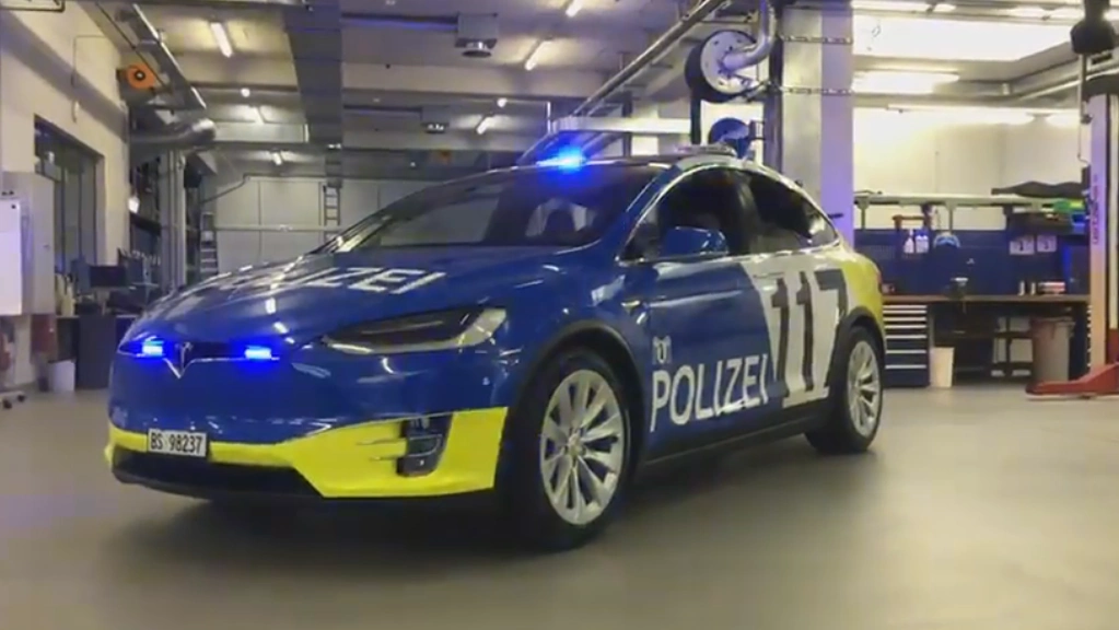 瑞士真有钱啊警局采购7台一百多万的modelx当警车