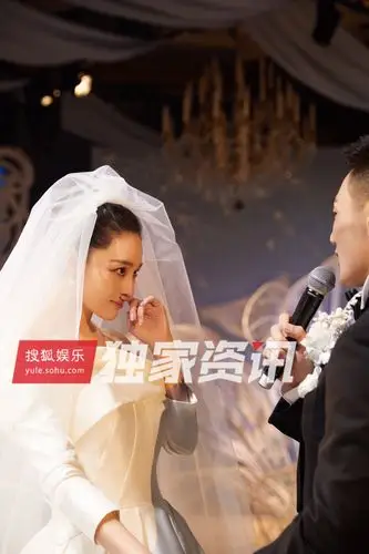 张馨予首晒婚礼视频获新郎何捷霸气表白泪洒现场