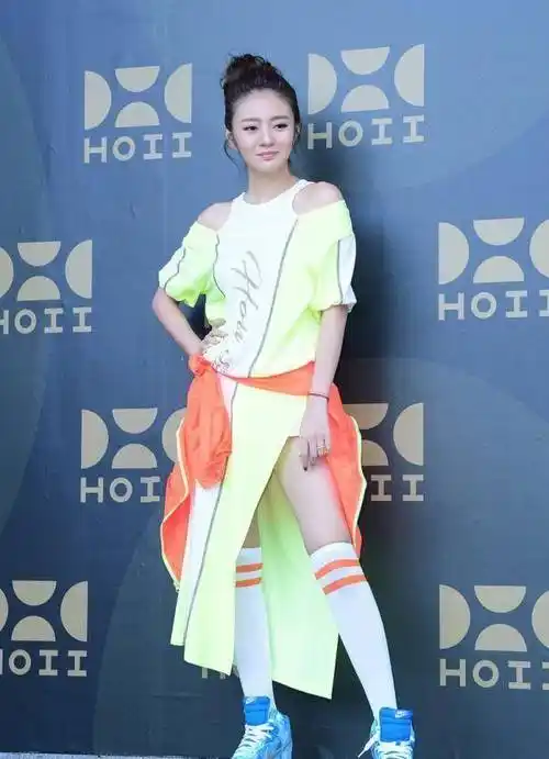 安以轩产后复工晒照,39岁的年龄29岁的身材,连颜值都像19岁_事情_背心