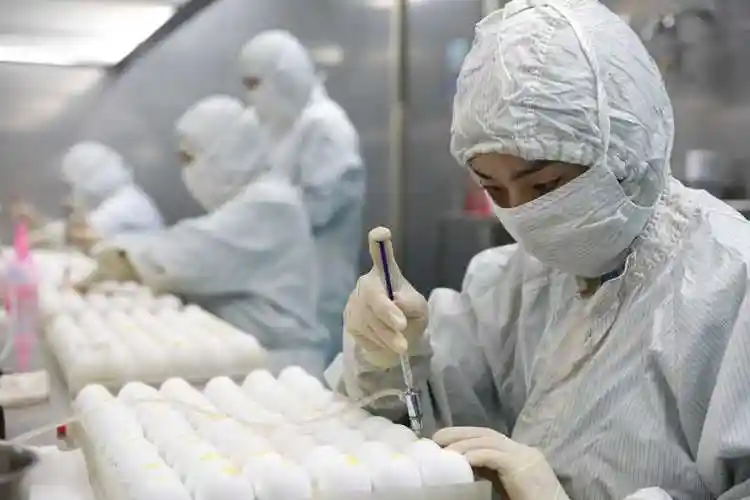 技术工人正在生产禽用疫苗