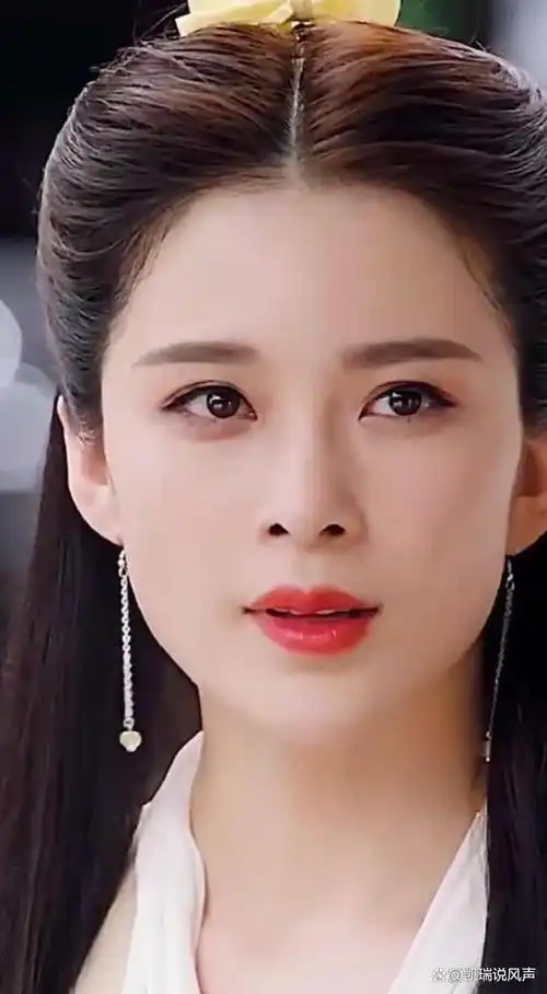 最美黄衫女赵韩樱子,曾经是一位备受瞩目的古装女演员.