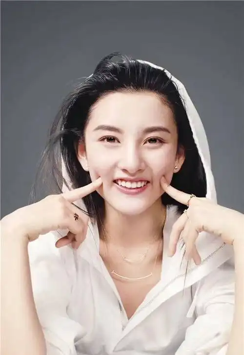 宋祖儿,郑爽,关晓彤,杨紫,沈月,谁的露齿微笑更迷人?_网易订阅