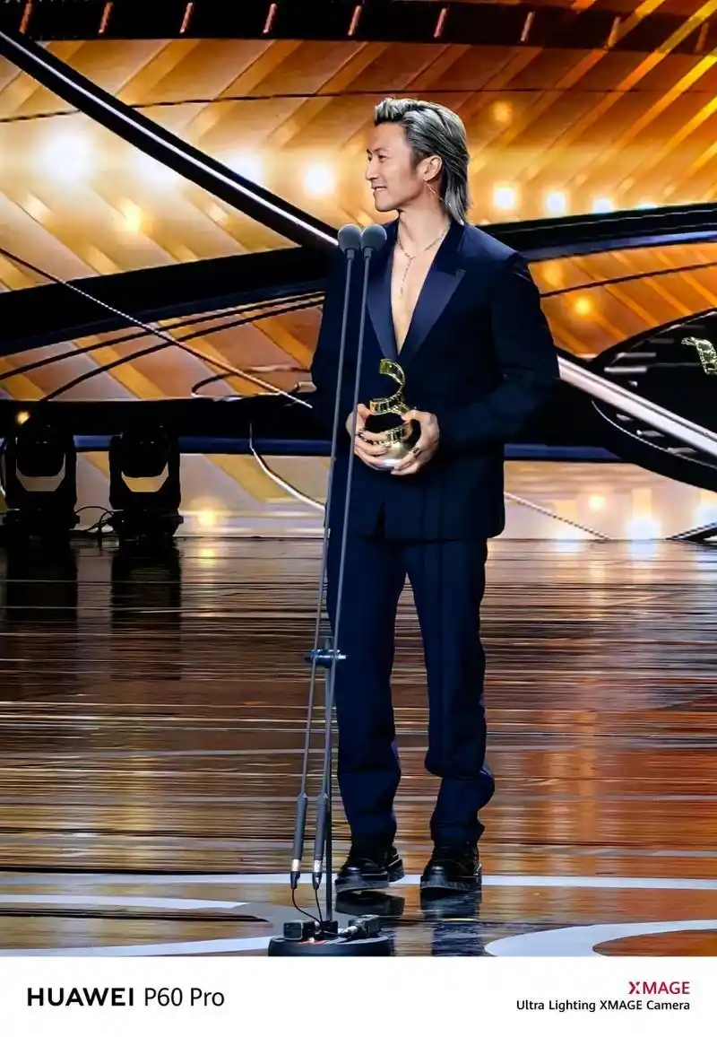 谢霆锋出席某活动,穿蓝色西服无内搭的造型真的是太酷了,依旧帅气十足