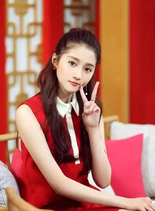 网友偶遇关晓彤,路人镜头下的她又美又瘦让人很惊艳_鹿晗_迪丽热巴