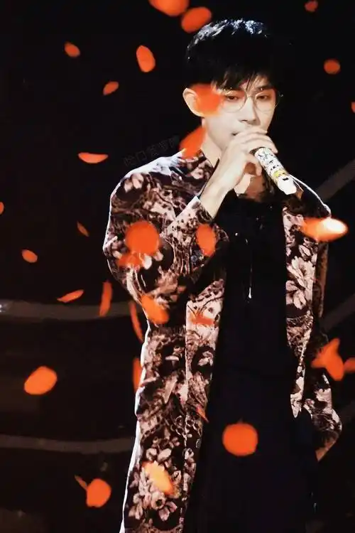 新鲜的易烊千玺舞台照,每一张都好喜欢!