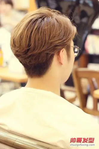 韩国发型设计师的两款男士侧分发型2