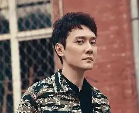 冯绍峰陪儿子参加亲子运动会,5岁想想超像妈妈,长成男版赵丽颖