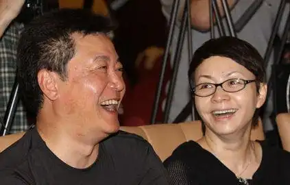 58岁宋丹丹与丈夫罕见同框恩爱22年打扮朴素低调出行