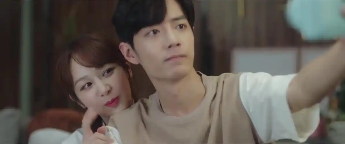 肖战和杨紫升级关系合拍情侣照甜到上头