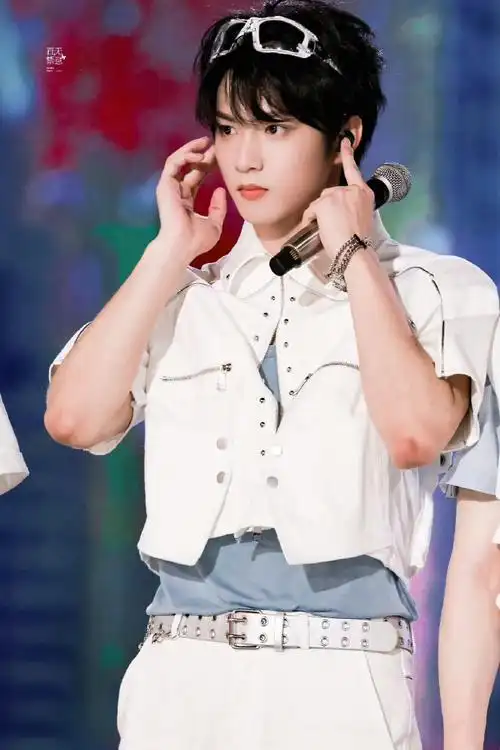 刘耀文以为自己是公司最小的##宋亚轩刘耀文站起来和张峻豪打招呼