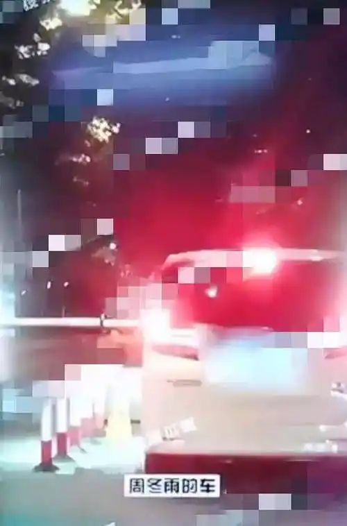 刘昊然现身滑雪场被偶遇,路人生图状态抗打,留胡须超有男人味_周冬雨