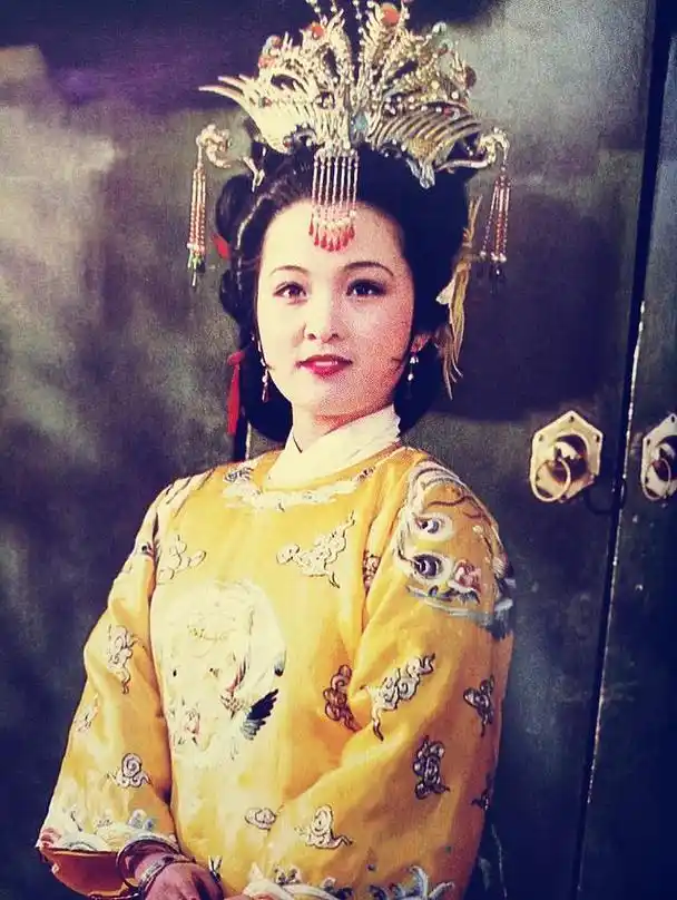 出演《红楼梦》中元春成名,国外获得双学士, 老公去世多年未再婚