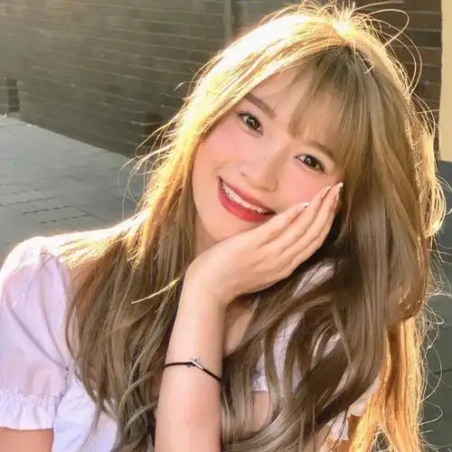 这个烟熏青木棕色真的太可啦~~雾感置地的发色让整个人都柔和下来了