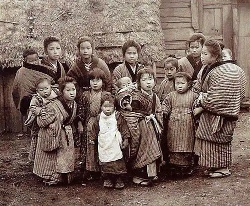 老照片:一百多年前的日本农村,茅屋农田女人