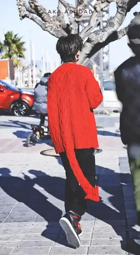 今日,小鬼在巴塞罗那拍摄物料转场时无剧透饭拍曝光,虽然只有背影,但