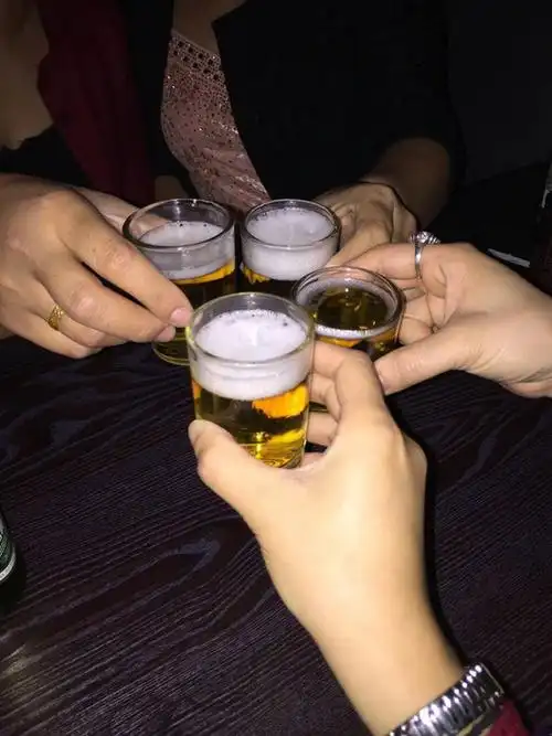 到晚上10点多,吃完小吃就到酒吧beer一下,青岛一瓶20元