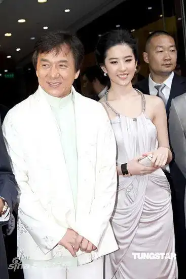 图文:成龙刘亦菲为名表店剪彩-亲切笑容