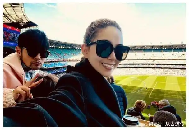 周杰伦晒与昆凌看球赛合照甜蜜的二人世界