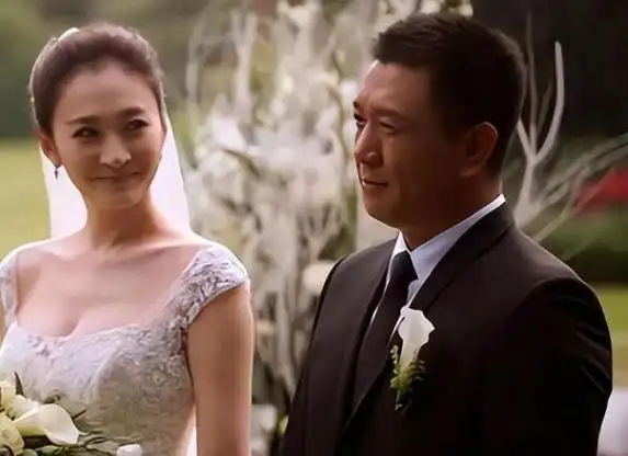 纪实李小冉携54岁富豪老公出席晚宴,穿衬衫如少女,老公老得像爸