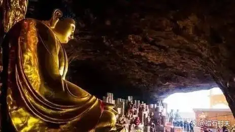 大觉者是山名,在大觉寺东面,其南天门由四根雕刻华美的石柱组成