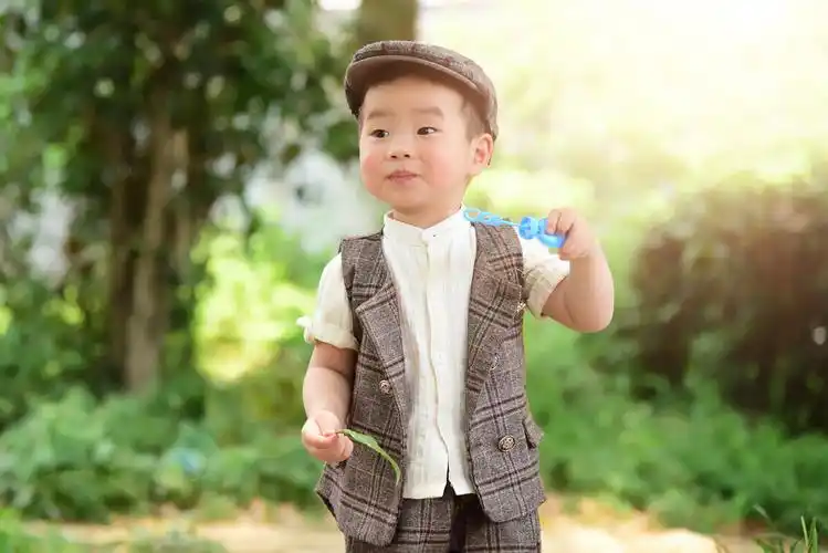 夏天林荫下玩耍的中国小男孩