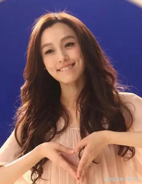 范玮琪最近遭遇了巨大的悲剧,她不幸宣布了母亲的离世.