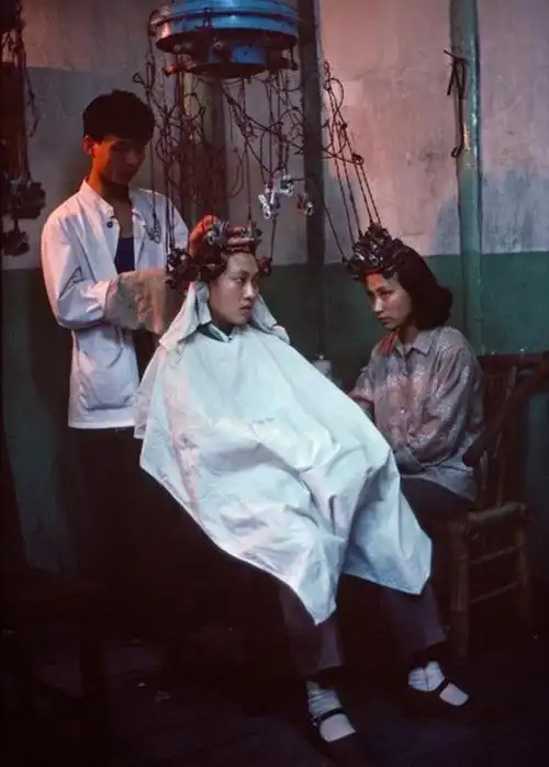 八十年代的烫发,在国内很流行,用的都是"电热帽",用的都是烫发药水,用