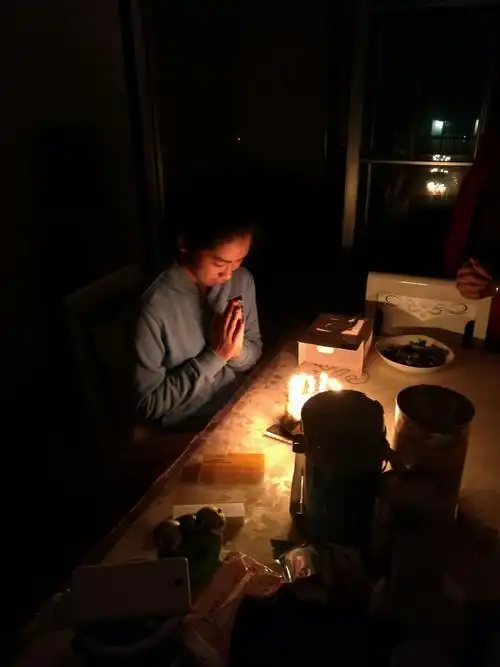 16岁的女儿生日许愿,祝女儿健康快乐!