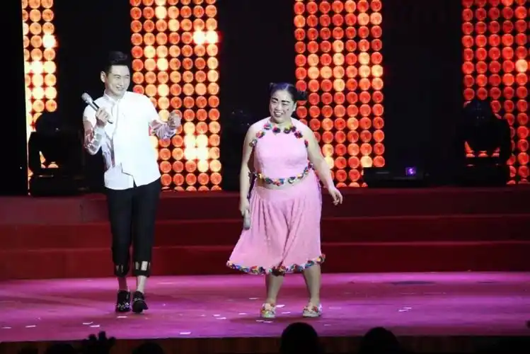 "搞笑女皇"小黄飞要来保定了!_二人转