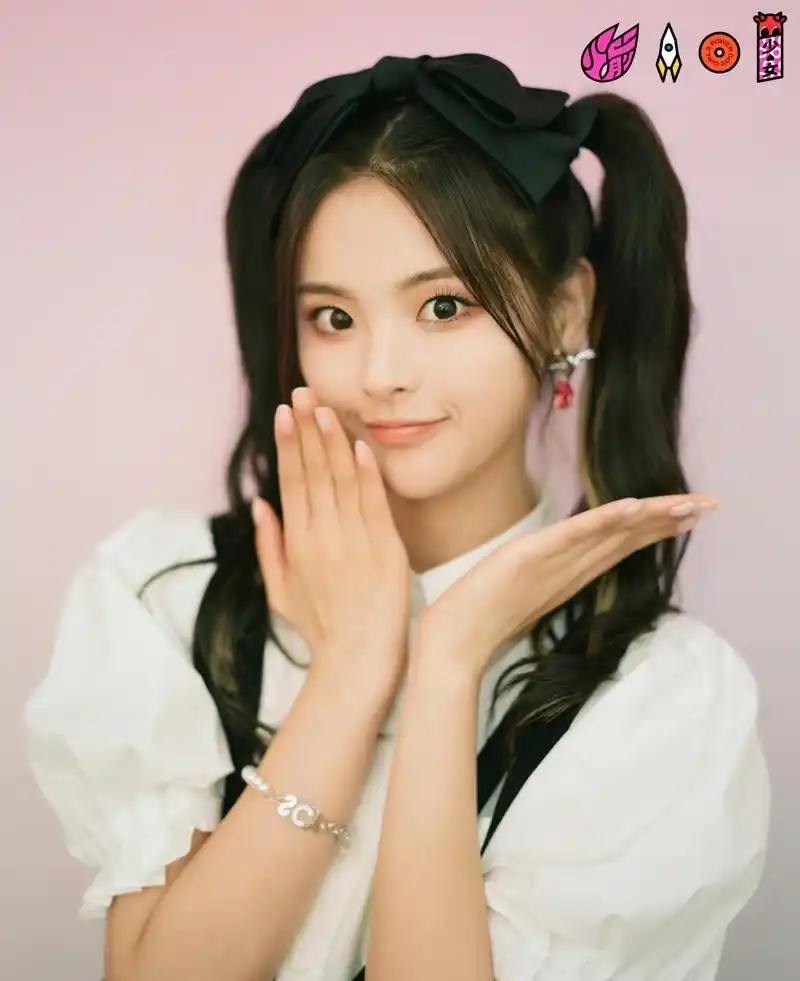 火箭少女101  杨超越  古灵精怪的双马尾少女,蝴蝶结配背带裙洋溢青春