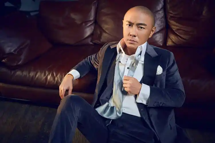 "湾区遗珠"张卫健:我就想做点不一样的事,哪怕是拍证件照