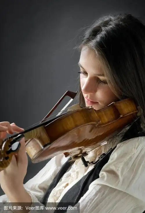 拉小提琴的漂亮女孩