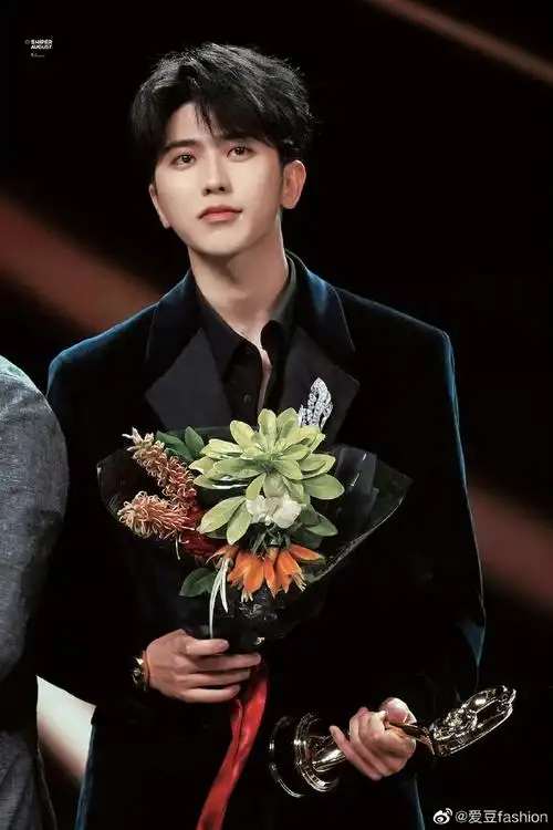 蔡徐坤超话#蔡徐坤应援棒#蓝色玫瑰,谁懂啊!