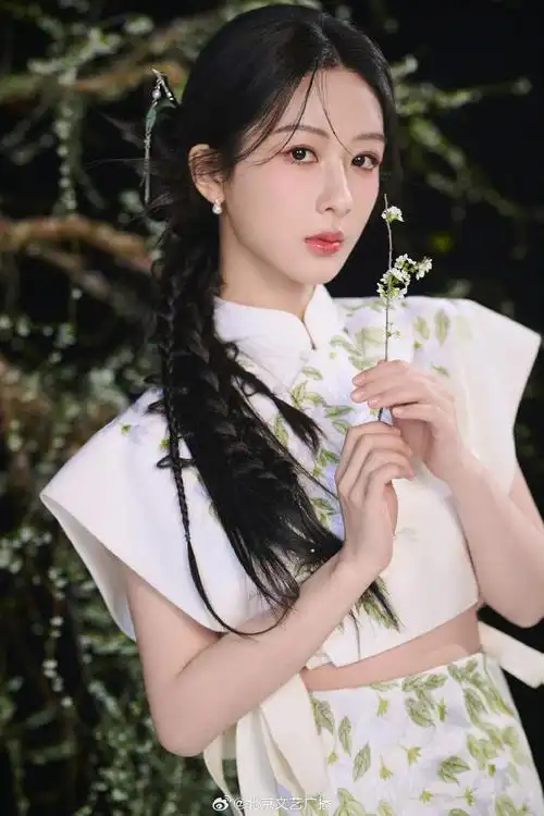 2019年第九届北京国际电影节举办时,杨紫超话曾与《烈火英雄》剧组一