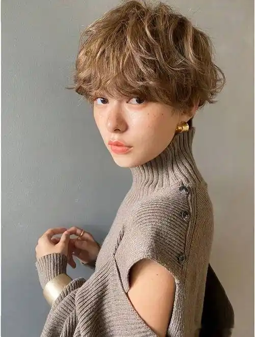 女士短发不论怎么剪,最百变时尚还是纹理烫,蓬松自然不夸张_发型_女性