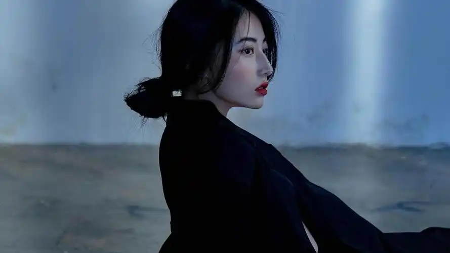 性感撩人的高冷气质美女,高清壁纸图片,大陆美女-回车桌面