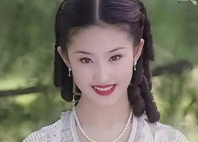 网红西红柿再现白秀珠仿妆本人开玩笑称夸奖自己的人会被网暴