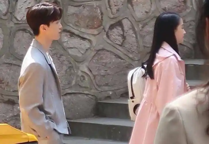 范丞丞关晓彤吻戏路透曝光氛围感十足网友隔空喊话鹿晗快来