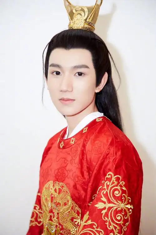 王源古装形象亮相综艺应景元宵佳节