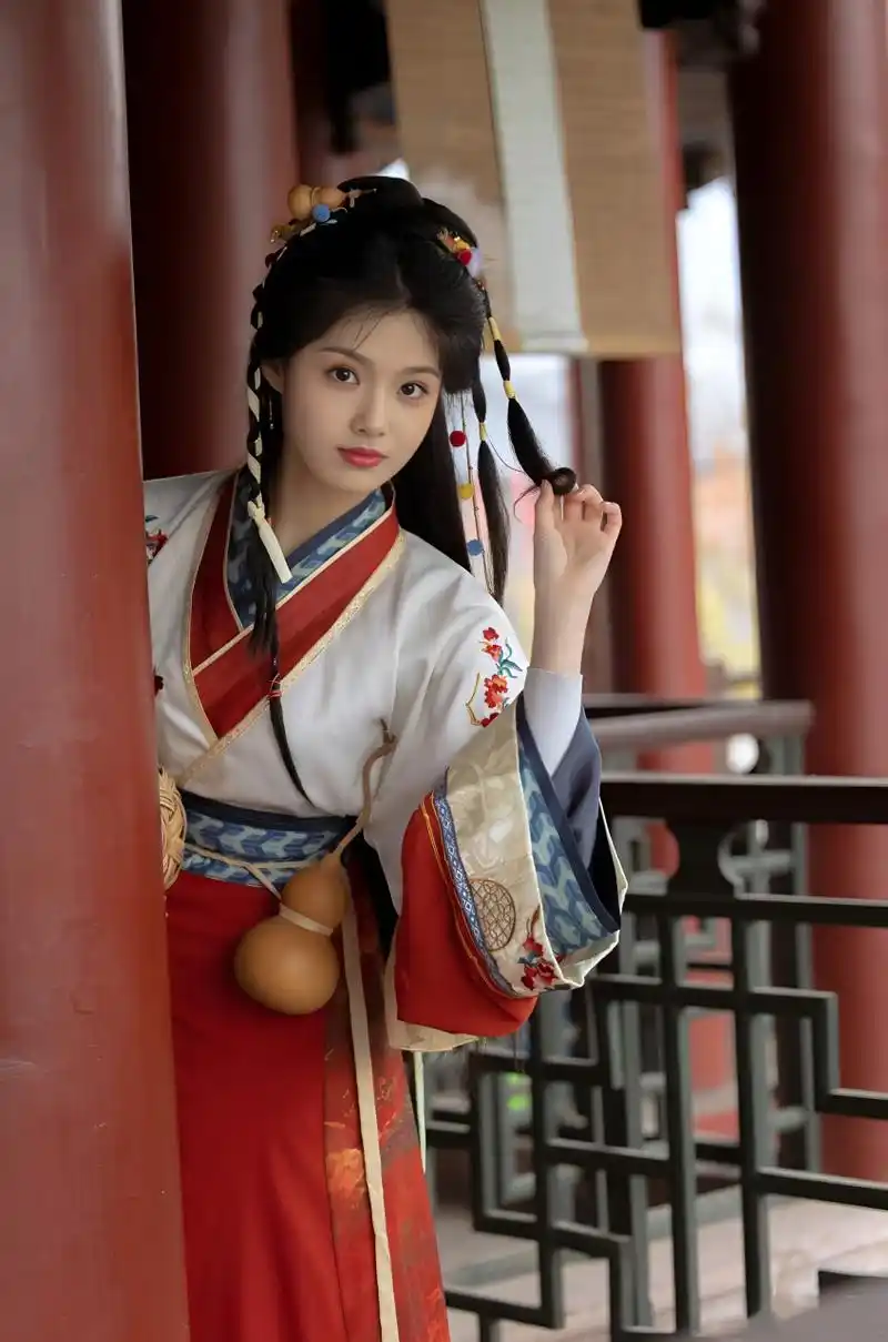 古装俏皮可爱的美少女