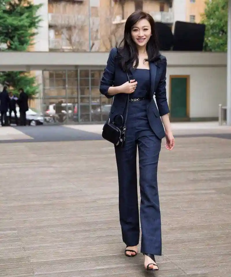 李小冉太适合穿红色!色上衣配黑色短裤简约大气,肤白貌美太惊艳