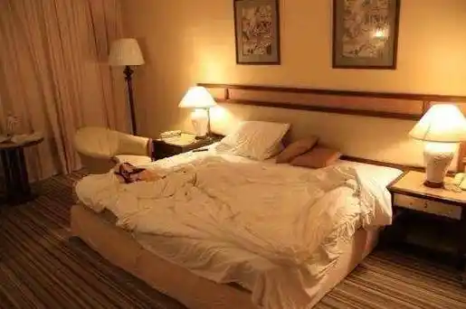 女子入住酒店凌晨被男店员刷开房门,酒店回应:走错了,已免房费_房间