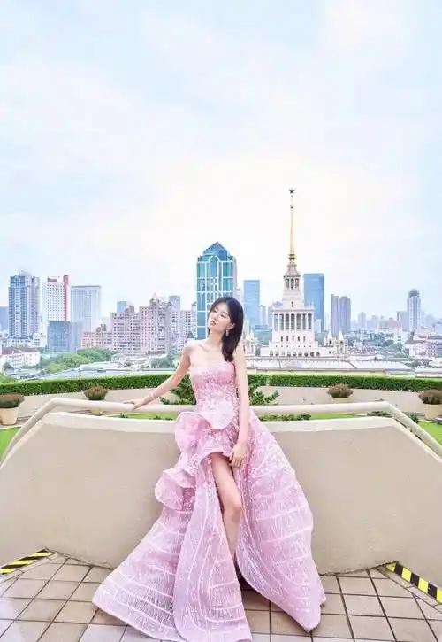 原创白玉兰红毯陶虹孔雀装惊艳毛晓彤站童瑶身边似丫鬟