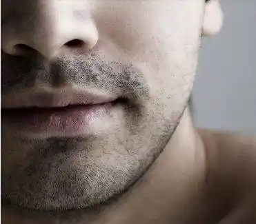 男性大约在10岁～14岁左右,第一根胡须就会破"土"而出,这是进入青春期