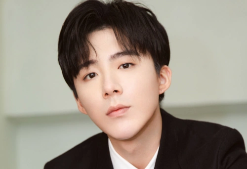 四岁父亲早逝,做过厨师摆过地摊,刘宇宁的成名路太艰辛