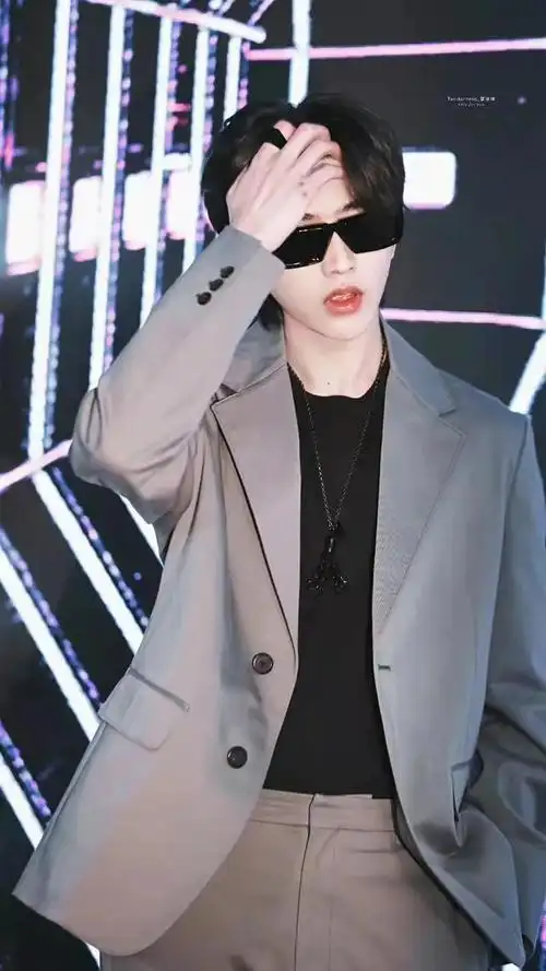 蔡徐坤灰色西装墨镜大片