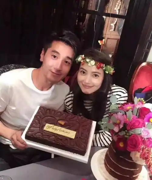 42岁高圆圆自驾回老家,带助理闲逛家乡县城,小学门口驻足留恋_明星