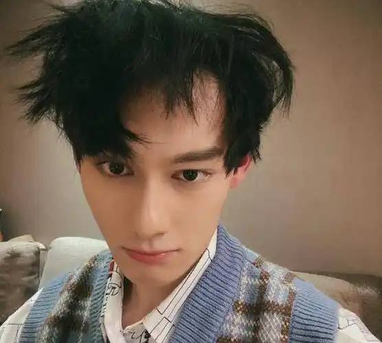 汪卓成被拍到骑在马上跳舞,被认出这是王一博,肖战跳过的舞蹈!