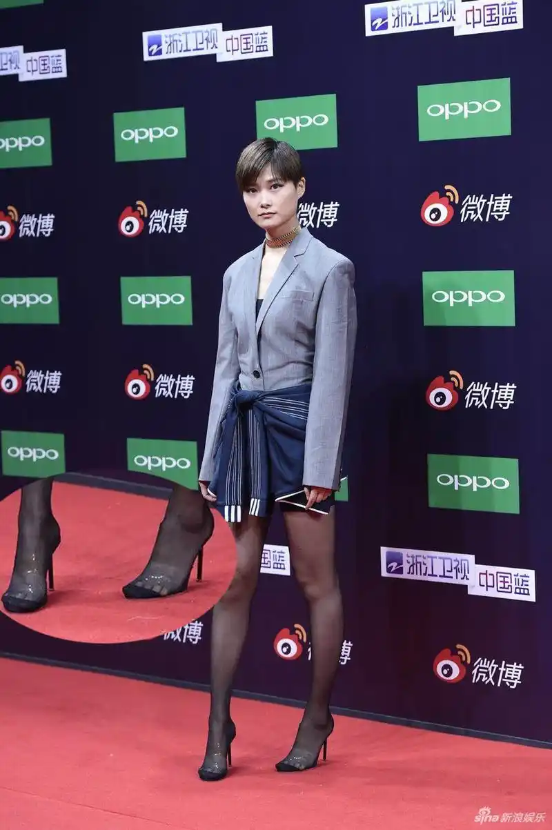李宇春穿性感黑丝袜亮相微博之夜,网友:这隐形鞋子是怎么穿的?